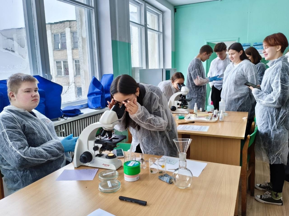 Будущие абитуриенты познакомились с микробиологией в Институте агроэкологии