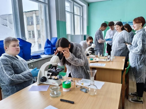 Будущие абитуриенты познакомились с микробиологией в Институте агроэкологии