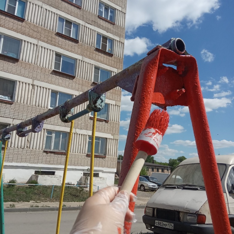 Волонтёры ЮУрГАУ обновили внешний вид детских площадок в с. Миасское