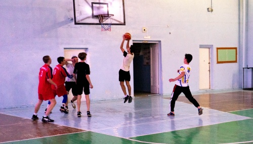 Баскетбольный матч студенты & школьники