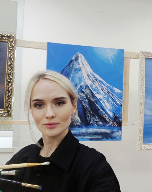 В ЮУрГАУ открылась выставка картин студентки Анастасии Кестель