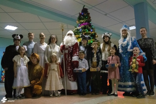 В ЮУрГАУ приходил  самый настоящий Дед Мороз. Он поздравил детей сотрудников с Новым годом