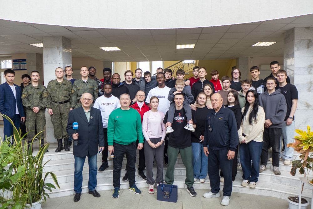 В ЮУрГАУ прошла «Зарядка со звездой» с чемпионом мира по кикбоксингу Виктором Михайловым