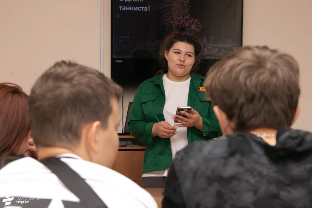 Бойцы отряда «Энерджи» провели День танкистов для юных троичан