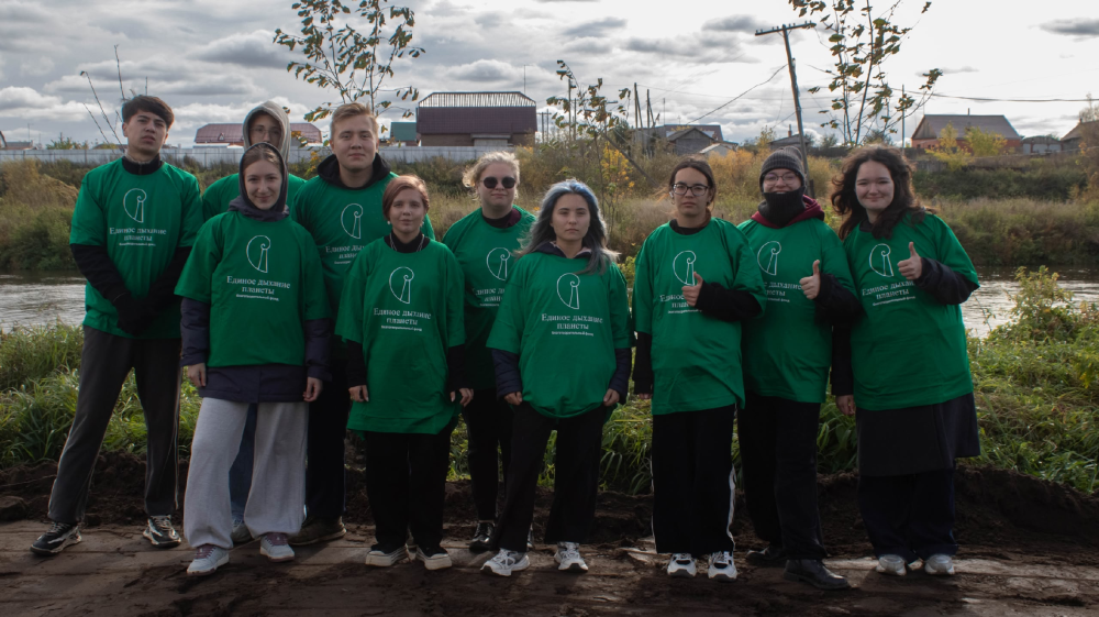 Студенты ИАЭ высадили деревья на берегу реки Миасс