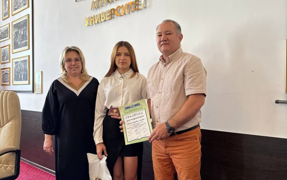 Ректор Южно-Уральского ГАУ Светлана Васильевна  Черепухина   вручила  удостоверение «Мастер спорта России» по гиревому спорту  студентке Института агроинженерии Марии Хуснутдиновой