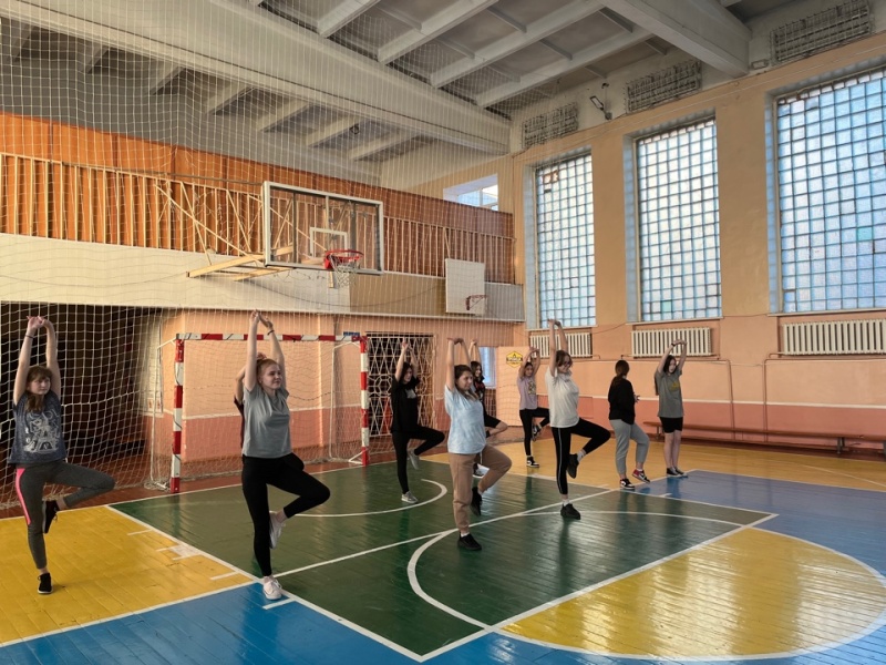 Преподаватели кафедры Педагогики и социально-экономических дисциплин провели мастер-класс по йоге для учащихся школы  №10 города Троицка