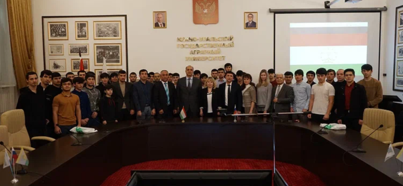 Иностранные студенты ЮУрГАУ встретились с представителями «Сомониён» и представителями МВД Республики Таджикистан.
